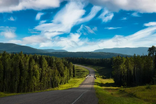 Hermosa vista de una carretera pintoresca, Alaska Hwy, en las Rocosas del Norte —  Fotos de Stock