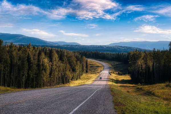 Όμορφη θέα ενός γραφικού δρόμου, Αλάσκα Hwy, στο Βόρειο Rockies — Φωτογραφία Αρχείου