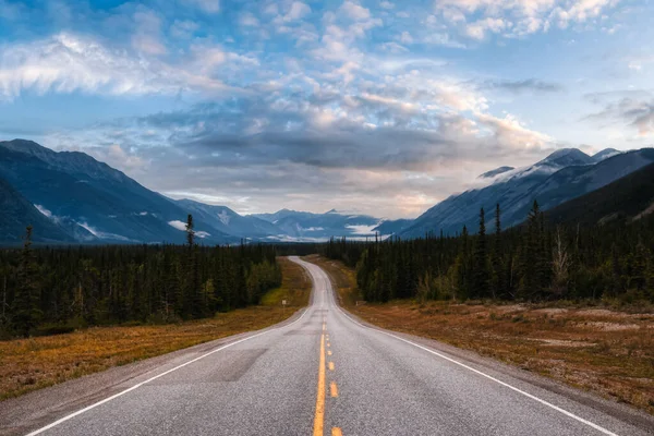 Bela vista de uma estrada cênica, Alaska Hwy, nas Montanhas Rochosas do Norte — Fotografia de Stock