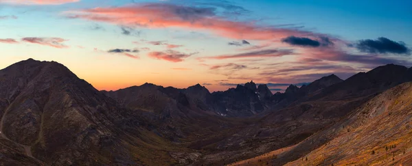 Vista Panorâmica Aérea da Paisagem Cênica e Montanhas em uma Temporada de Outono Nublado — Fotografia de Stock