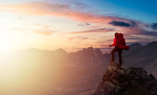Vrouw staande op rotsen kijkend naar Scenic Mountain Peaks — Stockfoto