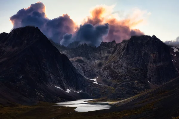 Vacker antenn utsikt över Dramatiska bergen och den natursköna alpina sjön — Stockfoto