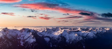 Uzak Kanada Dağ Manzarasının Hava Panoramik Manzarası