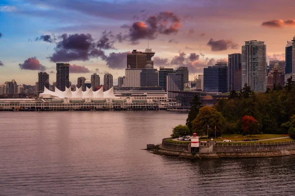 Brockton Point vuurtoren in Stanley Park met het centrum van Vancouver — Stockfoto