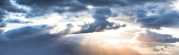 Dramática vista panorámica de un paisaje nublado —  Fotos de Stock