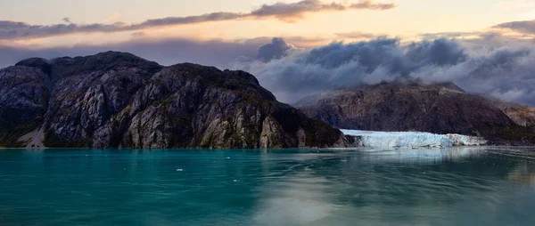 Prachtig panoramisch uitzicht op de gletsjer van de Margerie in het Amerikaanse berglandschap — Stockfoto