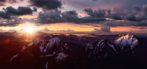 Aerial Panoramic Kilátás a távoli kanadai hegyi táj — Stock Fotó