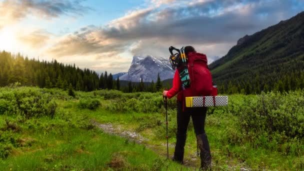 Cinemagraph Continuous Loop Animation. Γυναίκα Backpacker Πεζοπορία στον Καναδά Rockies — Αρχείο Βίντεο