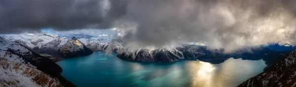 Hermosa vista panorámica del lago Garibaldi — Foto de Stock