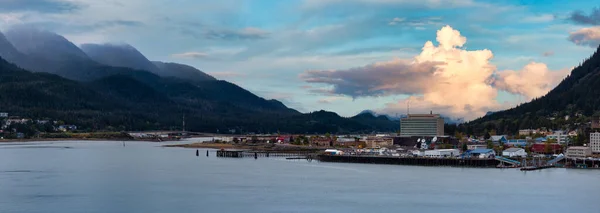 Bela vista de uma pequena cidade, Juneau, Alaska, EUA — Fotografia de Stock