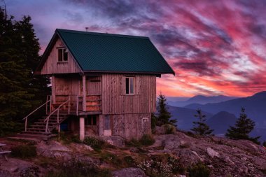Bir dağın tepesindeki Teneke Şapka Kabini Manzarası