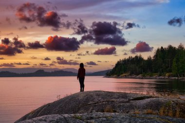 Okyanus kıyısında Huzurlu Gündoğumunu İzleyen Kız