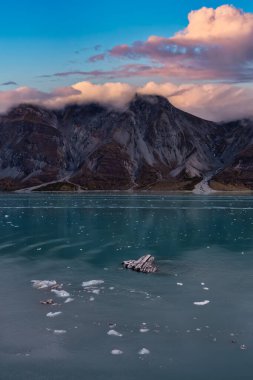 Okyanus kıyısındaki Amerikan Dağ Manzarası