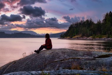 Okyanus kıyısında Huzurlu Gündoğumunu İzleyen Kız