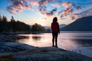 Okyanus kıyısında Huzurlu Gündoğumunu İzleyen Kız