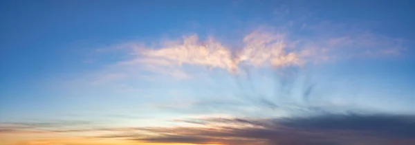 Vista panorâmica bonita da paisagem nublada colorida — Fotografia de Stock