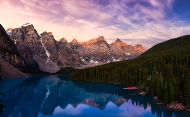 Moraine Gölü 'ndeki Iconic Ünlülerinin Güzel Panoramik Manzarası