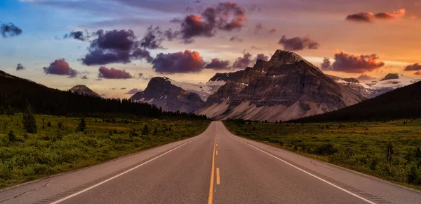 Сценічна дорога в Канадських Скелястих горах — стокове фото