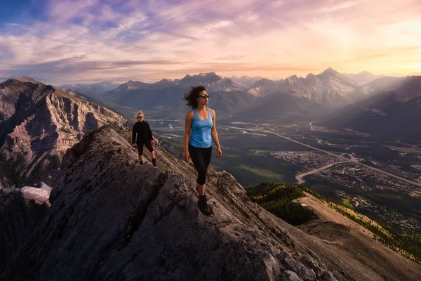 Dobrodružná dívka je turistika na skalnaté hoře. — Stock fotografie