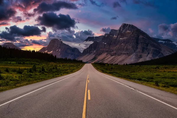 Scenic road in the Canadian Rockies — Stock Photo, Image