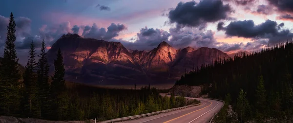 Scenic road in the Canadian Rockies — Stock Photo, Image