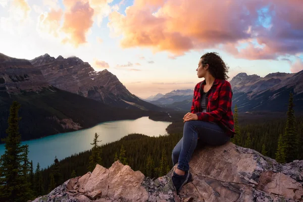 Flicka njuter av kanadensiska naturen Landskap — Stockfoto