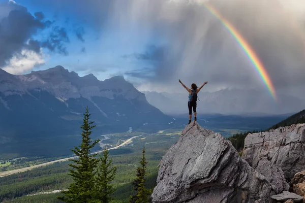 Aventurero Caucásico Chica con los brazos abiertos está en la cima de la montaña rocosa — Foto de Stock