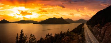 Horseshoe Körfezi yakınlarında Howe Sound 'da denizden Sky Hwy' ye