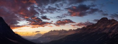 Kanada Kayalıkları bir dağın tepesinden izlendi.