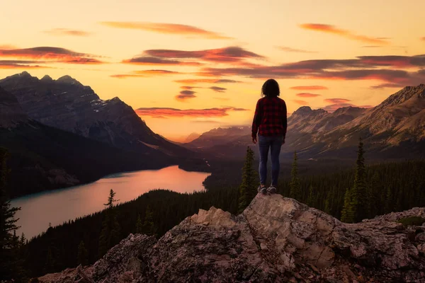 Menina desfrutando paisagem natural canadense — Fotografia de Stock