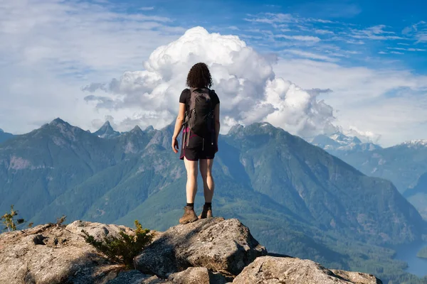 Dobrodružná dívka Turistika na vrcholu Tin Hat Mountain — Stock fotografie