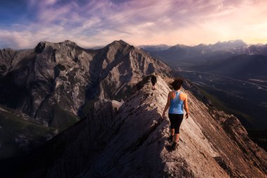 Maceracı kız kayalık bir dağa tırmanıyor..
