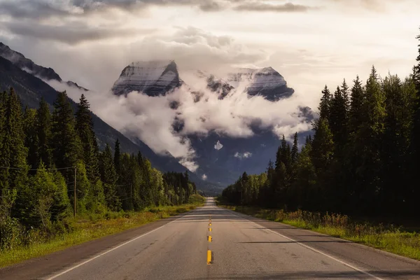 Beautiful View of Yellowhead Highway with Mount Robson — Stock Photo, Image