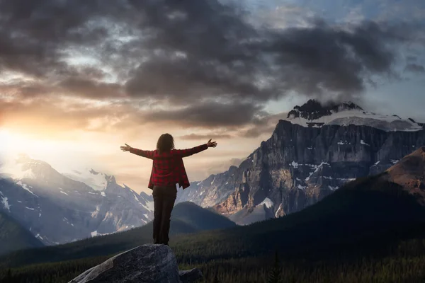 Flicka njuter av den vackra naturen i den kanadensiska Rockies — Stockfoto