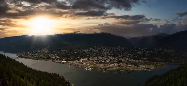 Prachtig panoramisch uitzicht op een kleine stad, Nelson. — Stockfoto