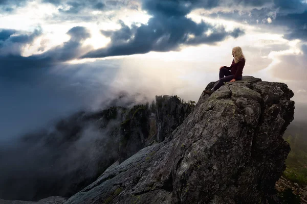 Chica aventurera en la cima de un pico de montaña —  Fotos de Stock