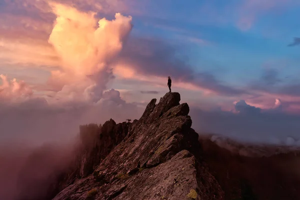 Ragazza avventurosa sulla cima di un picco di montagna — Foto Stock