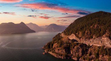 Horseshoe Körfezi yakınlarında Howe Sound 'da denizden Sky Hwy' ye