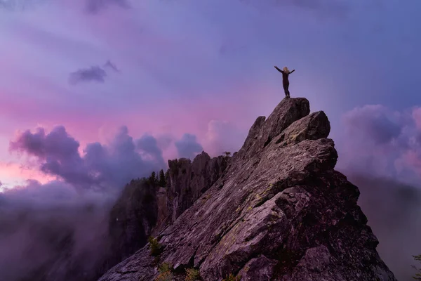 Ragazza avventurosa sulla cima di un picco di montagna — Foto Stock