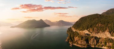 Horseshoe Körfezi yakınlarında Howe Sound 'da denizden Sky Hwy' ye