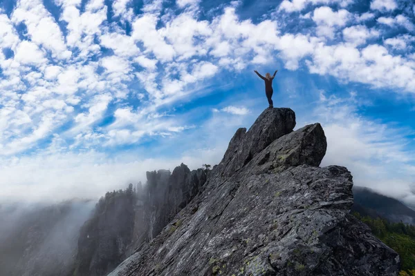 Adventurosa garota no topo de um pico de montanha — Fotografia de Stock