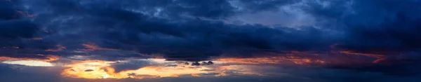 Dramática vista panorámica de un paisaje nublado — Foto de Stock