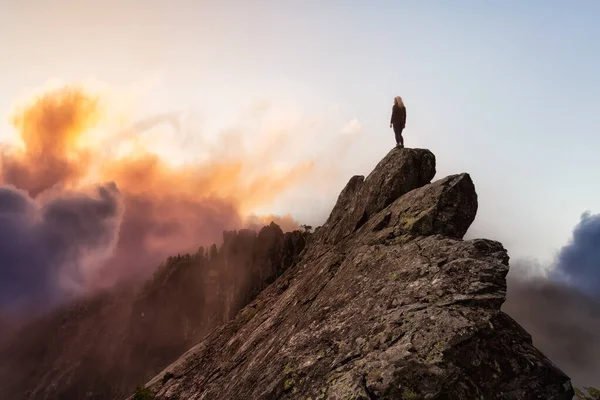 Abenteuerlustiges Mädchen auf einem Berggipfel — Stockfoto