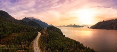 Squamish yakınlarında Howe Sound 'da denizden Sky Hwy' ye