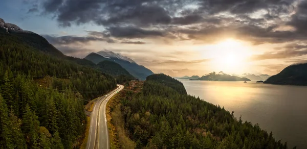 Zee naar Sky Hwy in Howe Sound bij Squamish — Stockfoto