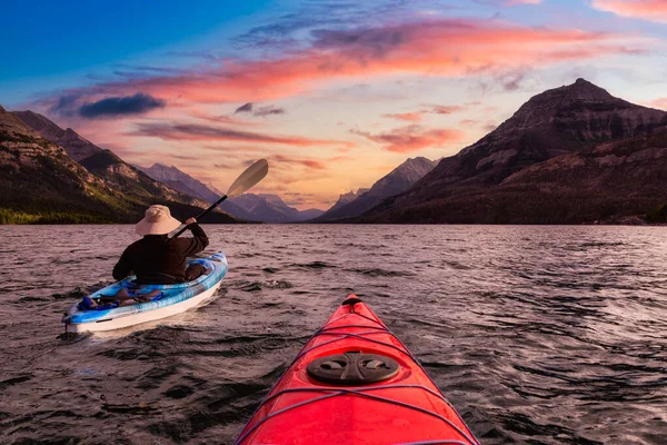 Abenteuerlustige Kajakfahrer im Gletschersee — Stockfoto