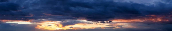 Dramática vista panorámica de un paisaje nublado — Foto de Stock