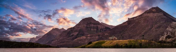 Iconic Hotel στη λίμνη παγετώνα που περιβάλλεται από την όμορφη καναδική Βραχώδη Όρη — Φωτογραφία Αρχείου