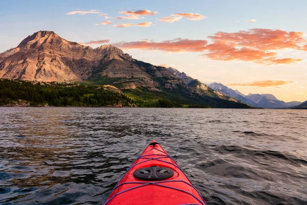 Kajakfahren im Glacier Lake, umgeben von den wunderschönen kanadischen Rocky Mountains — Stockfoto