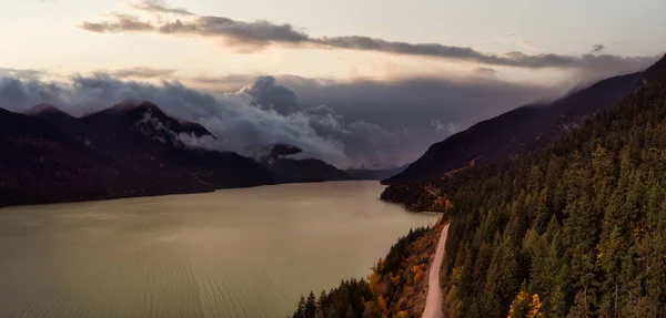 Hermosa vista panorámica aérea del paisaje de una carretera escénica — Foto de Stock